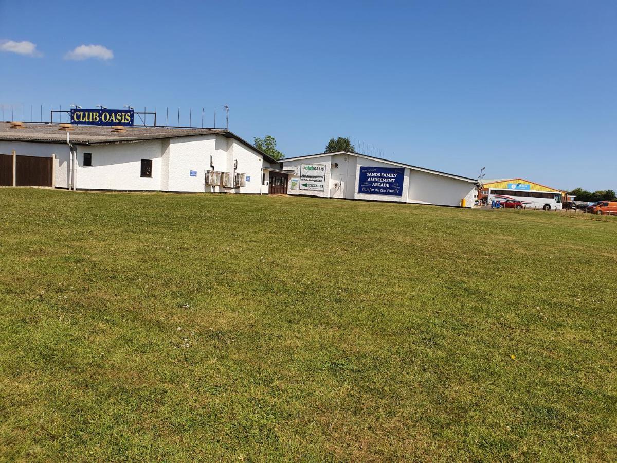 Sands Dog Friendly, Free Wifi, Swimming Pool And Club Passes Included Holiday home Scratby